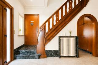 <div>Ligging<br /><br />Deze statige half open bebouwing is gelegen aan de Oude Brusselseweg, een rustige straat te Gentbrugge. Deze woning is uitermate goed gelegen; zo hebt u in de directe omgeving verschillende parken en zijn er tal van winkels, scholen, warenhuizen,... alles op wandel - en of fietsafstand.</div>
<div>Centrum Gent bereik je in slechts 15 min. met de fiets maar ook met het openbaar vervoer geniet je een zeer vlotte verbinding.</div>
<div>In de onmiddellijke nabijheid hebt u alle belangrijke invalswegen op die manier is deze locatie ook met de wagen uitermate goed bereikbaar.</div>
<div><br />Indeling<br /><br />U komt de woning binnen via een royale inkomhal voorzien van een gastentoilet en ingemaakte kasten.</div>
<div>De authentieke elementen zoals de trap, deuromlijstingen, originele parketten en het gebruikte marmer springt onmiddellijk in het oog.</div>
<div></div>
<div>U gaat verder naar de zeer ruime woonkamer met authentieke parketvloeren, deze ruimte kan terug één gemaakt worden met het bureau en de veranda zodoende u dan ook de connectie met de gezellige stadskoer geniet.</div>
<div>Op dit moment is er een afzonderlijke (kleine) keuken met eetkamer, daar de leefruimtes en slaapkamers dienst doen als praktijkruimtes.</div>
<div></div>
<div>Er zijn 4 zeer ruime slaapkamers en een badkamer met bad en dubbele lavabo en toilet.</div>
<div>Via het zolderluik komt in een prachtige zolderruimte waar heel veel mee te doen is.</div>
<div>Het dak werd reeds volledig vernieuwd.</div>
<div></div>
<div>Deze eigendom heeft een kelder, een garage met automatische poort en een ruime berging.</div>
<div></div>
<div>Mits het doen van een paar ingrepen is dit een zeer ruime gezinswoning of ideaal om werken en wonen te combineren.</div>
<div></div>
<div>De woning vraagt wat renovatiewerken; we helpen u graag op weg met enkele inspiratiebeelden.</div>
<div>Deze beelden zijn puur illustratief en niet bindend; deze werken worden niet uitgevoerd.</div>
<div></div>
<div>Contacteer ons 0472 01 51 51 om uw bezoek in te plannen tijdens het BEZOEKMOMENT op 20 JUNI van 10u tot 13u.</div>
<div></div>
<div>De vermelde prijs is een instelprijs.</div>