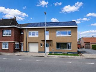 Instapklare gerenoveerde woning met garage en tuin in Vlierzele<br /><br />Troeven<br /><br />✔ Bewoonbare oppervlakte van 147 m²<br />✔ Volledig gerenoveerd in 2023<br />✔ Lichtrijke leefruimte met open keuken<br />✔ 2 ruime slaapkamers<br />✔ 1 badkamer<br />✔ Inpandige garage<br />✔ Gezellige, onderhoudsvriendelijke tuin met terras<br />✔ Nieuwe PVC-ramen<br />✔ Vernieuwd en geïsoleerd dak<br />✔ Energiezuinig – EPC-score B<br />✔ Opbergzolder en kelder (niet meegerekend in de bewoonbare oppervlakte)<br /><br />Rustig gelegen in het landelijke Vlierzele (Sint-Lievens-Houtem), met een vlotte verbinding naar Gent, Aalst en Zottegem.<br /><br />De woning wordt momenteel verhuurd.<br />Het huurcontract kan worden overgenomen of stopgezet mits een opzeggingstermijn van 6 maanden.<br />In samenspraak met de huurder kan bekeken worden of dit vroeger kan.<br /><br />Geen makelaars aub. Verkoop rechtstreeks door eigenaar.<br /><br />Bezichtiging op afspraak<br />📅 Zaterdag 8 augustus tussen 14u en 18u<br />📞 Bel voor een afspraak 0474/93.24.95. Kan ik niet opnemen, dan bel ik je zo snel mogelijk terug.<br />