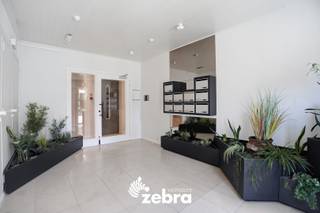 Dit appartement met 2 slaapkamers bevindt zich op een vlot bereikbare locatie in Roeselare, nabij het stadscentrum. In de directe omgeving zijn er diverse winkels, bakkers, slagers, horecazaken, openbaar vervoer, sportfaciliteiten en scholen te vinden, wat het wonen bijzonder praktisch maakt. <br /><br />Het appartement is gelegen op de eerste verdieping van de verzorgde residentie Interlude en is eenvoudig bereikbaar met de lift. <br />Bij het binnenkomen treft u een inkomhal aan, waarna u toegang krijgt tot de lichtrijke woon- en eetkamer met een terras aan de voorgevel. Aansluitend bevindt zich de keuken met praktische berging met toegang tot het tweede terras van 39 m².<br /><br />Via de hal bereikt u de twee volwaardige slaapkamers en badkamer, deze is voorzien van een ligbad en lavabomeubel. Verder is er ook nog een apart toilet.<br /><br />Bovendien is het appartement is uitgerust van dubbele beglazing, centrale verwarming op aardgas, EPC label B, gordijnen, ...<br />Kortom, dit appartement is de perfecte uitvalsbasis voor wie comfortabel wil wonen op een steenworp van het centrum van Roeselare, met alle nodige voorzieningen binnen handbereik. <br /><br />Mogelijkheid tot aankopen van een garage.<br /><br /><strong>Ook wild geworden van deze thuis?<br />Twijfel niet langer en leg vandaag nog uw bezoek vast!</strong>