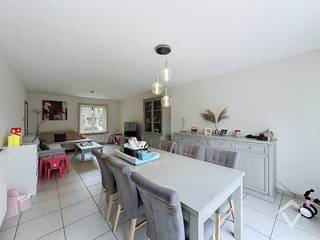 Deze instapklare woning is gunstig gelegen in Eernegem, met een vlotte bereikbaarheid naar het centrum en goede verbindingen richting Torhout en Oostende.<br /><br />Via de ruime inkomhal met gastentoilet en praktische berging komt u in de lichtrijke leefruimte met open keuken. De keuken is uitgerust met alle nodige toestellen en biedt rechtstreekse toegang tot de tuin.<br />Via de nachthal bereikt u drie volwaardige slaapkamers, een badkamer met ligbad en lavabomeubel en een afzonderlijk toilet.<br /><br />De volledig afgesloten tuin biedt de nodige privacy en geeft toegang tot de garagebox, die bereikbaar is via een zijstraat. Aan de garage is bovendien een extra parkeerplaats voorzien. Ook op de oprit voor de woning is er parkeergelegenheid.<br /><br />Troeven:<br />- Instapklaar<br />- Energiezuinig – EPC-label B<br />- Drie volwaardige slaapkamers<br />- Garagebox en extra parkeermogelijkheden<br />- Volledig afgesloten tuin<br />- Regenwaterput<br />- Vlotte bereikbaarheid<br /><br />Beschikbaar vanaf: 01/01/2027<br />EPC: label B – 160 kWh/m²/jaar<br /><br />Wenst u deze woning te bezoeken? Neem gerust contact met ons op voor een afspraak.