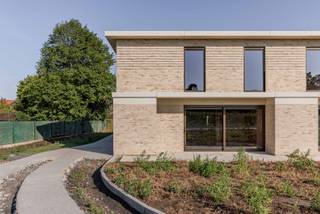 Danneels bouwde deze halfopen bebouwing in moderne stijl in ons toekomstgerichte nieuwbouwproject ‘Bosveld’ in Aalst. Een residentiële en groene omgeving, dicht bij het stadscentrum en alle voorzieningen.  <br /><br />Deze woning kan <strong>in enkele maanden woonklaar</strong> worden afgewerkt volgens jouw smaak en wensen. <br /><br />Deze woning is rustig gelegen, middenin een <strong>mooie parktuin</strong> en bijzonder functioneel ingedeeld. Zithoek, eetkamer en keuken vormen een mooi geheel dat optimaal in verbinding staat met de zuid gerichte tuin en het terras.<br /><br />Op de verdieping hebben we <strong>drie ruime slaapkamers</strong>, een badkamer, berging en een apart toilet. Bij de woning hoort ook een buitenberging, een autostaanplaats én een fietsenberging.<br /><br />Een geothermische warmtepomp, vloerverwarming, zonnepanelen en slimme ventilatie zorgen voor een optimaal comfort en een lage energiefactuur.<br /> 