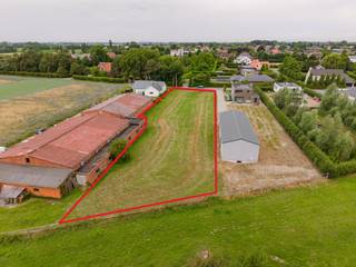 Bent u op zoek naar een ruim perceel waar wonen en ondernemen perfect gecombineerd kunnen worden? Dan biedt deze uitzonderlijke bouwgrond in de Gentstraat een zeldzame opportuniteit.<br /><br />De bouwgrond ligt aansluitend op de dorpskern van Zilverberg, op slechts 1 kilometer van het centrum van Roeselare. Dankzij de nabijheid van de N32, N36 en de E403 geniet u van een uitstekende bereikbaarheid, terwijl winkels, scholen, openbaar vervoer en andere voorzieningen zich in de onmiddellijke omgeving bevinden. Achteraan grenst het perceel aan bosgebied, wat zorgt voor blijvende privacy, een groen uitzicht en de zekerheid dat er achteraan niet meer gebouwd wordt.<br /><br />Een belangrijke troef is dat er geen bouwverplichting geldt. U bent volledig vrij in de keuze van architect en aannemer en bent niet gebonden aan een bouwfirma.<br /><br />De stedenbouwkundige bestemming laat uiteenlopende invullingen toe. Zo kan het perceel onder meer ontwikkeld worden als vrijstaande eengezinswoning, woning met administratieve bedrijfszetel, woning gecombineerd met een vrije beroeps- of para-agrarische activiteit (zowel inpandig als in een afzonderlijk bijgebouw), woning met achterliggende loods of hangaar, of zelfs als vrijstaande loods zonder woning.<br /><br />Dankzij de royale perceeloppervlakte is ook de realisatie van een ruime loods of hangaar mogelijk voor opslag, werkplaats, stalling, dierenhouderij of commerciële, ambachtelijke en industriële activiteiten. De bedrijvigheid hoeft daarbij niet grondgebonden te zijn, waardoor het perceel geschikt is voor onder meer een garagebedrijf, grondwerker, tuinaanlegger, machineherstel, hondenpension, veehandel en tal van andere ondernemingen.<br /><br />Troeven:<br />• Bouwgrond van 2.690 m²<br />• Straatbreedte van meer dan 24 meter en ca. 112 meter diep<br />• Grenzend aan bosgebied met blijvend groen uitzicht<br />• Geen bouwverplichting<br />• Vrije keuze van architect en aannemer<br />• Wonen en ondernemen perfect combineerbaar<br />• Mogelijkheid tot zelfstandige activiteit, inpandig of in een afzonderlijk gebouw<br />• Mogelijkheid tot vrijstaande loods, ook zonder woning<br />• Geschikt voor commerciële, ambachtelijke en industriële activiteiten<br />• Slechts 1 km van het centrum van Roeselare<br />• Uitstekende bereikbaarheid via N32, N36 en E403<br /><br />Voor meer informatie of een bezoek, contacteer Simon via 0498 12 37 08 of via simon@vicusvastgoed.be.
