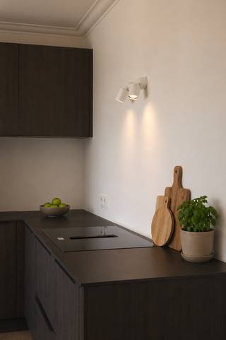 Op de vijfde verdieping van een goed onderhouden gebouw biedt dit lichtrijke appartement met twee slaapkamers alles wat u zoekt. Dankzij de hoge ligging geniet u van een mooi uitzicht en veel natuurlijk licht – de hele dag door.<br /><br />Indeling<br />Via de inkomhal met grote ingebouwde kast betreedt u de ruime en lichte living. De aansluitende keuken is volledig nieuw en uitgerust. Het appartement heeft twee slaapkamers: een ruime slaapkamer en een tweede kamer die als kinderkamer, bureau of dressing kan dienen. Verder is er een apart toilet, een badkamer met inloopdouche en een handige gangkast voor de wasmachine en droogkast. Aan de living en slaapkamers grenst een eigen ruim terras – ideaal om van de zon te genieten. In de kelder bevindt zich ook nog een afgesloten opslagruimte.<br /><br />Volledig gerenoveerd<br />De woning werd van a tot z aangepakt: nieuwe elektriciteit (volledig conform), vlotte afwerking en energiezuinige installaties (EPC-label B - 115).<br /><br />Topligging in de Brederodestraat<br />U woont op wandelafstand van het Zuiderpark en het KMSKA. Om de hoek vindt u gezellige koffiebars zoals Nordica. De Singel en E19 zijn vlot bereikbaar. Daarnaast zijn Station Antwerpen-Zuid en tramhalte op wandelafstand, ideaal voor pendelaars. Parkeergelegenheid voor bewoners is beschikbaar op de parking van het gebouw en aan nabijgelegen Konijnenwei.<br /><br />Troeven op een rij<br />• 5e verdieping met veel licht en zicht<br />• Volledig gerenoveerd, elektriciteit conform<br />• Nieuwe uitgeruste keuken + inloopdouche<br />• Eigen ruim terras<br />• EPC B – energiezuinig<br />• Zeer goed onderhouden gebouw<br />• Parking voor bewoners aan gebouw<br />• Op wandelafstand van Zuiderpark &amp; KMSKA
