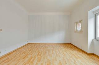 In de Jan Baptist Corremansstraat te Boom staat dit ruime en lichtrijke appartement te koop. Dit vastgoed bevindt zich op een uitstekende locatie nabij het bruisende centrum. Bent u op zoek naar een instapklaar appartement of kwalitatieve immo om te kopen in Boom, dan is dit pand zeker een bezoek waard. <br /><br />Indeling:<br />- Inkomhal<br />- Woonkamer <br />- Eetkamer<br />- Keuken <br />- Slaapkamer 1 (14 m²) <br />- Slaapkamer 2 (14 m²)<br />- Badkamer <br />Afzonderlijk toilet<br /><br />Troeven van dit appartement:<br />- Praktische indeling met ruime en lichtrijke leefruimtes<br />- Twee volwaardige slaapkamers<br />- Twee ondergrondse kelderbergingen<br />- Rustig gelegen balkon/terras<br />- Uitstekend gelegen voor wie centraal wil wonen in Boom <br /><br />Bereikbaarheid:<br />- Vlak bij het centrum van Boom en diverse invalswegen <br />- Winkels, scholen en openbaar vervoer op wandelafstand<br /><br />Bent u geïnteresseerd in dit vastgoed te koop in 2850 Boom? Aarzel dan niet om contact met ons op te nemen.<br />Wenst u uw eigendom ook te koop of te huur te stellen? Steeds tot uw dienst om u verder te helpen met al uw vragen over vastgoed!<br /><br /><br />De eigendom wordt aangeboden via de Power-sale formule. Op 21/10/2026 tussen 10:00 en 18:00 kan u het appartement op afspraak komen bezichtigen en een bod uitbrengen. De vermelde prijs is een instelprijs. Voor meer info, gelieve contact op te nemen met de dossierverantwoordelijke.<br /><br />Bestuursmaatregelen in het maatregelenregister: nee<br /><br />Deze AI-visualisaties zijn bedoeld als inspiratie. Er werd geen rekening gehouden met technische specificaties, stedenbouwkundige voorschriften of de concrete mogelijkheden tot realisatie.