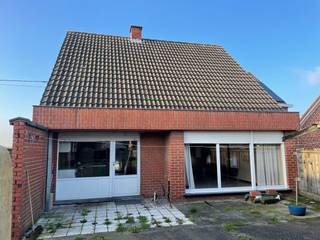 Volledig te renoveren vrijstaande woning (BJ: 1976) als volgt ingedeeld: Inkomhal, apart toilet, woonkamer en keuken die uitgeven op de tuin...