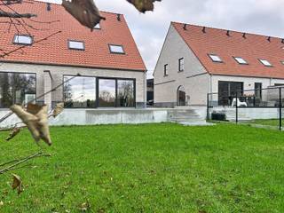 Uiterst energiezuinige halfopen nieuwbouwwoning, afgewerkt met de allernieuwste technieken, bestaande uit een inkomhal met vestiaire en...