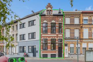 Deze woning werd volledig gerenoveerd in hedendaagse stijl met behoud van authentieke elementen en is zeer gunstig gelegen nabij het centrum en...