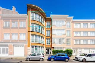 Dit appartement is gelegen op de 3de verdieping van een klein gebouw. Het appartement werd volledig gerenoveerd in 2023.Het appartement bestaat uit...