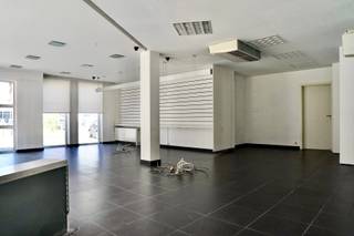 In het hart van Tollembeek vindt u deze instapklare commerciële ruimte met een totale oppervlakte van 96 m². Ideaal voor wie op zoek is naar...