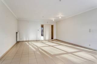 In het hart van Roeselare stellen we u graag dit ruime en energiezuinige appartement voor, gelegen op de tweede verdieping van een...