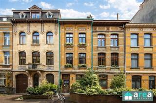 <p><span>!!! BIEDINGEN MOGELIJK VANAF €485.000, TOT EIND DEZE MAAND !!!</span></p><p><span> </span></p><p><span>Deze charmante en karaktervolle herenwoning in Antwerpen biedt een geslaagde combinatie van authentieke architectuur en hedendaags wooncomfort. De woning is gelegen in een rustige en aangename straat met een sterk buurtgevoel, op wandelafstand van Park Spoor Noord en AFAS Dome (het Sportpaleis), en in de onmiddellijke nabijheid van diverse winkels zoals Lidl, Aldi en Action. Daarnaast bevinden horecazaken, openbaar vervoer, het ziekenhuis ZAS Cadix, scholen (KDG Hogeschool, AP Hogeschool, ) en het toekomstige openluchtzwembad Lobroek zich op korte afstand. Dankzij de vlotte aansluiting met de RIng geniet u bovendien van een uitstekende verbinding naar omliggende gemeenten en andere steden.</span></p><p><span>Grootste troeven:</span><span><br /></span><span>Gezellige stadskoer van 13m² en twee terrassen<br />Authentiek herenhuis uit 1908 in een prachtige straat<br />Behoud van originele elementen zoals vloeren, schouwen, deuren en hoge plafonds<br />Volledig onderkelderd<br />Mogelijkheid tot tweede badkamer</span></p><p><span>Indeling</span><span>:</span></p><p><span>Bij het betreden van de woning komt u binnen op het gelijkvloers via de prachtige inkomhal van 3.5m hoog. Deze geeft rechtstreeks toegang tot de aangename en ruime woonkamer van 25 m² en de eetkamer van 18m² die dankzij een lichtkoepel zeer lichtrijk is en daarbij uitkijkt op de gezellige stadskoer van 13 m². Aansluitend bevindt zich de volledig geïnstalleerde keuken, uitgerust met een dubbele spoelbak en voldoende opbergruimte. Vanuit de inkomhal is er tevens toegang tot de kelder van maar liefst 56 m², waar zich onder meer de aansluitingen voor wasmachine en droogkuis bevinden en die tal van opslagmogelijkheden biedt.</span></p><p><span>Via de traphal bereikt u de eerste verdieping. Hier komt u uit in een dressing, die eveneens kan worden ingericht als eerste slaapkamer van 9 m² en die geniet van zicht op en toegang tot het balkon/terras. Aan de voorzijde van de woning bevindt zich een volwaardige slaapkamer van 19 m². Daarnaast is er de badkamer, uitgerust met een douche, ligbad, toilet en dubbele wastafel. Op deze verdieping is bovendien nog een aparte ruimte met een afzonderlijk toilet aanwezig.</span></p><p><span>De tweede verdieping omvat twee volwaardige slaapkamers van respectievelijk 12 m² en 19 m². Op deze verdieping bevindt zich eveneens een aangenaam terras van 10 m², ideaal om in alle rust van de zon te genieten.</span></p><p><span>De derde verdieping bestaat uit een ruime zolderkamer, ingericht als volwaardige vierde slaapkamer van maar liefst 35 m². Bijgevolg is er voldoende ruimte en voorziening om hier eventueel een tweede badkamer te installeren.</span></p><p><span>Voor meer informatie kan u terecht bij Area Partners: info@area.be of 03/284.60.60</span></p>