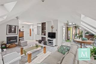 Uiterst centraal gelegen appartement op hoogste verdieping met terras:Dit lichtrijke appartement in het hart van Mechelen (101m²) biedt een royale...