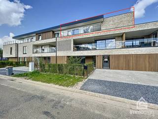 PLUSPUNTEN:<br />+ appartement 2.3<br />+ bruto oppervlakte: 140,53m²<br />+ netto oppervlakte: 114,53m²<br />+ terrasoppervlakte: 27,17m²<br />+ voorzien van zonnepanelen<br />+ 2 slaapkamers<br />+ ondergrondse parking en berging<br />+ extra carport nr. 15 inbegrepen<br />+ ventilatie type D<br />+ instapklare oplevering<br />+ budget keuken volgens lastenboek<br /><br />ALGEMEEN:<br />Op zoek naar een stijlvolle nieuwbouw die ruimte, licht en hedendaags wooncomfort combineert? Dit prachtige penthouse in Kinrooi biedt u een unieke woonbeleving met een royaal terras, een doordachte indeling en hoogwaardige afwerking volgens het lastenboek.<br /><br />Bij het binnenkomen ervaart u meteen de open en lichtrijke sfeer die deze woning typeert. De leefruimte vormt het hart van het appartement en geniet dankzij de grote raampartijen van een overvloed aan natuurlijke lichtinval. De open keuken met centraal eiland sluit naadloos aan op de gezellige leefruimte en biedt u de mogelijkheid om deze volledig naar eigen smaak te kiezen volgens het voorziene lastenboek.<br /><br />Het ruime terras is zonder twijfel één van de grootste troeven van dit penthouse. Hier geniet u in alle rust van het buitenleven, ideaal voor een ontspannen ontbijt, gezellige momenten met familie en vrienden of gewoon om te genieten van de open omgeving.<br /><br />Het appartement beschikt over twee volwaardige slaapkamers, een stijlvolle badkamer en praktische bergruimte, waardoor comfort en functionaliteit perfect samenkomen. Dankzij de nieuwbouwkwaliteit geniet u bovendien van hedendaagse technieken, energiezuinig wonen en zorgeloos wooncomfort.<br /><br />Praktisch wordt dit penthouse compleet gemaakt door twee autostaanplaatsen, een private kelderberging en een extra carport. Hierdoor beschikt u over voldoende parkeergelegenheid en maximale opbergruimte.<br />Een ideale woning voor wie op zoek is naar een moderne, energiezuinige en instapklare woonst met een ruim terras en een uitstekende bereikbaarheid in Kinrooi.<br /><br />FINANCIERING:<br />Een succesvolle vastgoedtransactie begint met een goede voorbereiding. Wij adviseren kandidaat-kopers om hun financiële mogelijkheden tijdig in kaart te brengen, zodat zij met de nodige zekerheid en vertrouwen kunnen handelen wanneer de juiste opportuniteit zich aandient.<br /><br />VERKOPEN OF VERHUREN MET EEN STRATEGISCHE AANPAK?<br />Dankzij het vertrouwen van onze klanten en onze sterke marktpositie zijn wij voortdurend op zoek naar kwalitatieve eigendommen. Overweegt u te verkopen of te verhuren? Ontdek vrijblijvend onze persoonlijke aanpak en hoe wij uw eigendom optimaal positioneren om de juiste doelgroep te bereiken.<br /><br />ALS EERSTE OP DE HOOGTE VAN NIEUW AANBOD:<br />De beste eigendommen worden vaak gevonden vóór ze breed beschikbaar zijn. Schrijf u vrijblijvend in via onze website en ontvang nieuw aanbod dat aansluit bij uw wensen en zoekcriteria.<br /><br />UW VASTGOED, ONZE EXPERTISE:<br />Elke eigendom verdient een persoonlijke strategie. Met een combinatie van marktkennis, professionele presentatie, actieve klantenbenadering en een sterk netwerk begeleiden wij onze klanten naar een succesvol resultaat.<br /><br />PERSOONLIJKE SERVICE, PROFESSIONELE BEGELEIDING:<br />Een vastgoedbeslissing vraagt een doordachte aanpak. Ons ervaren team staat klaar om u persoonlijk te adviseren en te begeleiden bij elke stap. Contacteer ons via +32 89 87 03 67 of via info@immosign-plus.be.