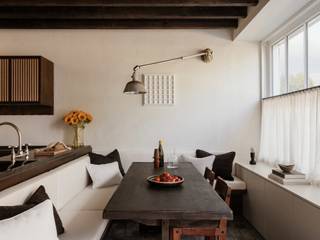 Op een bijzonder mooie locatie aan de Godefriduskaai bevindt zich deze unieke townhouse, ontworpen door architect Marc Merckx. Een woning...