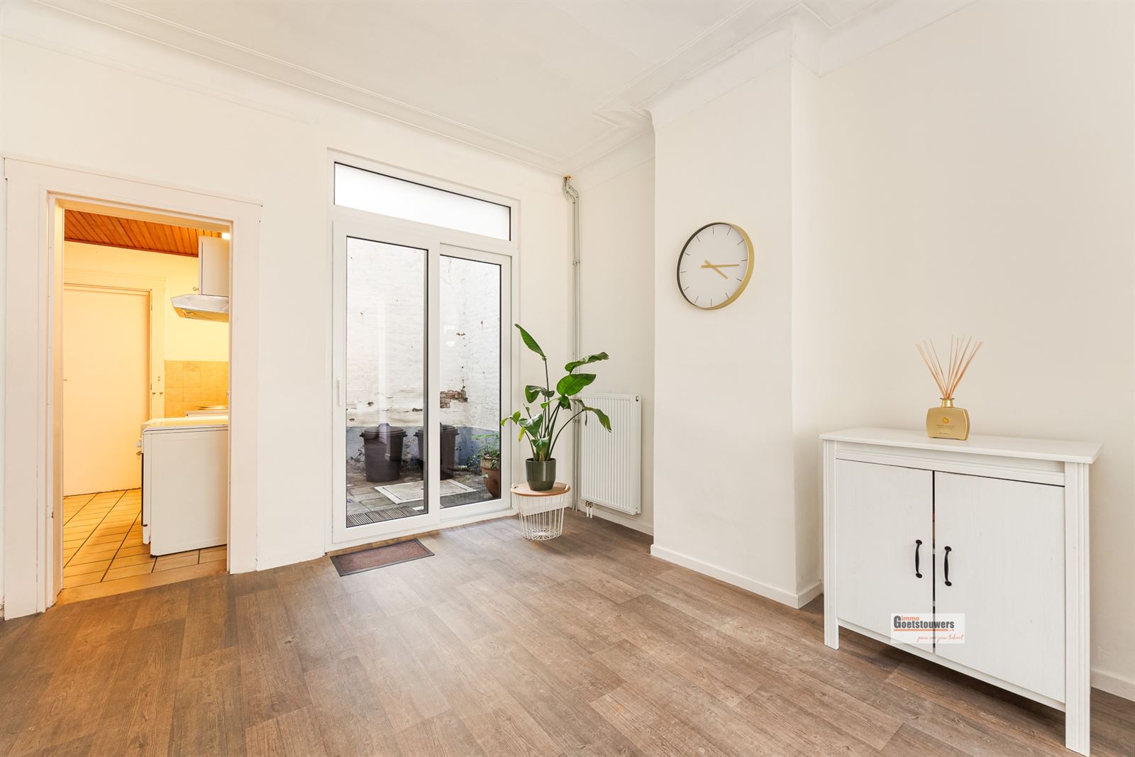 Rijwoning met 4 slaapkamers en koer  - foto 4