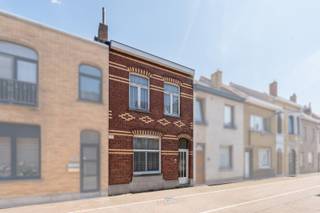 <p>Te renoveren woning met ruime tuin in een rustige woonwijk in Oostende<br /><br />Bent u op zoek naar een woning om volledig naar eigen smaak te renoveren? Dan biedt deze charmante woning in de Guido Gezellestraat een uitstekende kans. Gelegen in een rustige en residentiële woonwijk beschikt deze woning over een ruime tuin van 145 m² en tal van mogelijkheden om er uw ideale thuis van te maken.</p>
<p>De ligging combineert rust met een vlotte bereikbaarheid. Scholen, openbaar vervoer, een park, het ziekenhuis en belangrijke invalswegen bevinden zich op korte afstand. De woning beschikt momenteel over twee volwaardige slaapkamers en een ruime zolder van 25 m², die de mogelijkheid biedt om op te splitsen in twee extra volwaardige kamers, ideaal voor een groter gezin of wie extra ruimte wenst.</p>
<p>Belangrijkste ruimtes:<br />• Inkomhal met toegang tot de leefruimtes<br />• Gezellige woonkamer met aansluitende eetkamer<br />• Eetkamer met ingemaakte kasten<br />• Functionele keuken<br />• Berging met aansluiting voor wasmachine<br />• Badkamer met ligbad en enkele wastafel in meubel<br />• Apart toilet<br />• Slaapkamer van 22 m²<br />• Slaapkamer van 12 m²<br />• Zolder van 25 m²<br />• Ruime tuin van 145 m²</p>
<p>Troeven:<br />• Te renoveren woning met tal van mogelijkheden<br />• Mogelijkheid om de zolder op te splitsen in twee extra volwaardige kamers<br />• Ruime tuin van 145 m²<br />• Rustige en residentiële woonwijk nabij alle voorzieningen</p>
<p>Neem vandaag nog contact op met uw ERA-makelaar voor een bezoek.</p>
<p>JOUW DROOMHUIS. ZO GEVONDEN!</p>