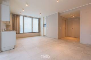 In het hart van Nieuwpoort-stad vindt u deze ruime luxueuze assistentieflat met één slaapkamer. Het complex is gelegen op de site van het voormalige Clarissenklooster tussen de Hoogstraat en de Recolettenstraat, in een oase van groen en rust! Deze perfect uitgeruste flat bestaat uit een woonkamer met terras, een open keuken, badkamer met douche, lavabo en toilet, een berging en 1 slaapkamer. De kamer en het volledige complex zijn perfect aangepast aan rolstoelgebruikers. Dankzij een uitgebreid dienstenpakket van woonassistent, crisiszorg en continue permanentie door middel van een oproepsysteem kan elke 65-plusser hier zorgeloos wonen. Met zijn brasserie, fitness, wellness, manicure, pedicure, biedt Clarenhof nét dat iets meer! E-peil = 39 / EPC = 83.83