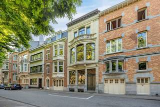 Sommige huizen zie je en je weet meteen: dit is er eentje uit de duizend. Dit adembenemende herenhuis aan de Tiensevest is zo'n zeldzame vondst en...
