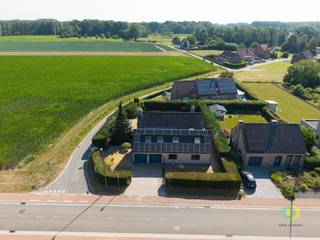 <p><span>Ontdek deze uitstekend onderhouden villa in Kampenhout. Dankzij haar unieke indeling, royale volumes en talrijke mogelijkheden is deze woning de ideale thuis voor gezinnen, zelfstandigen of voor wie op zoek is naar veel ruimte en flexibiliteit.</span></p><p><span>Bij het betreden van de woning komt u terecht in de lichtrijke centrale hal, die de woning opdeelt in twee vleugels. In de ene vleugel bevindt zich het leefgedeelte met een ruime en lichtrijke woonkamer, een open keuken, een aangename veranda met zicht op de verzorgde tuin en een praktische wasplaats. De tuin biedt alle ruimte om in alle rust te genieten van het buitenleven. Daarnaast beschikt deze vleugel over een ruime zolderverdieping die perfect kan worden ingericht als tweede leefruimte, bureau, hobbyruimte of extra slaapkamer(s). Dankzij de ruime oppervlakte kan deze ruimte bovendien worden opgesplitst.</span></p><p><span>De andere vleugel omvat het slaapgedeelte met drie volwaardige slaapkamers en een badkamer. Via een trap, die tevens werd ingericht als praktische dressing, bereikt u een tweede ruime zolderverdieping. Ook deze biedt tal van mogelijkheden en kan worden ingericht als twee extra slaapkamers of als een masterbedroom. De villa beschikt bovendien over twee inpandige garages en twee bijkomende buitenstaanplaatsen, waardoor parkeren nooit een probleem vormt. Met haar uitstekende staat van onderhoud, veelzijdige indeling en uitzonderlijke ruimte is deze villa een zeldzame opportuniteit voor wie op zoek is naar comfort, functionaliteit en tal van toekomstmogelijkheden.</span></p><p><span> </span></p>