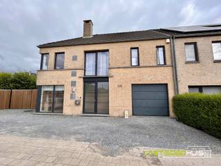 Ontdek deze hedendaagse, halfopen bebouwing in moderne bouwstijl gelegen in Roosdaal op een perceel van 3a32ca. De woning werd gebouwd in 2007 en vormt dankzij haar ruime indeling, 4 slaapkamers en praktische voorzieningen een ideale gezinswoning. Op het gelijkvloers bevindt zich een ruime L-vormige leefruimte van 43 m², voorzien van grote raampartijen die zorgen voor veel natuurlijke lichtinval en een mooi zicht op de tuin. Aansluitend bevindt zich de volledig ingerichte open keuken. Verder beschikt de benedenverdieping over een ruime inkomhal met apart gastentoilet, een wasplaats en een inpandige garage van 23 m² met automatische sectionale poort en rechtstreekse toegang tot de tuin. Op de verdieping bevinden zich 4 volwaardige slaapkamers en een ruime badkamer, uitgerust met zowel een ligbad als douche en toilet. Daarnaast biedt de woning nog extra bergruimte op de zolder, bereikbaar via een uittrekbare trap. Ook buiten werd veel aandacht besteed aan comfort en onderhoudsgemak. Het perceel is volledig omheind en aangelegd, waarbij de tuin grotendeels onderhoudsvriendelijk werd afgewerkt met grind. Achteraan bevindt zich een aangenaam terras met overkapping en een praktisch tuinhuis. Aan de voorzijde beschikt de woning over een oprit en zijdelingse poort. Ook technisch is de woning goed uitgerust met centrale verwarming op aardgas (Buderus), een ventilatiesysteem, waterontkalker en een volledig conforme elektrische installatie. De woning geniet bovendien van een vlotte bereikbaarheid naar belangrijke verbindingswegen, terwijl ook het openbaar vervoer met een bushalte op wandelafstand vlot bereikbaar is. Kortom, een ruime en praktisch ingedeelde gezinswoning met 4 slaapkamers, garage en onderhoudsvriendelijke buitenruimte. Interesse? Vraag nu meer informatie of plan uw bezoek via 054/69.68.67.