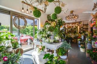 <p><span>Handelsruimte met woonst op een gunstige locatie in Kampenhout</span></p><p><span> </span></p><p><span>Achter deze vrijstaande woning uit 1963 schuilt een bijzonder verhaal: een thuis waar doorheen de jaren met zorg en liefde werd gewerkt aan comfort en gezelligheid. Dankzij de uitgevoerde renovaties is deze woning vandaag volledig instapklaar, klaar om een nieuw hoofdstuk te schrijven.</span></p><p><span> </span></p><p><span>Bij het betreden van de privatieve woonst word je verwelkomd in de inkomhal, die je uitnodigt om verder te ontdekken. Vooraan bevindt zich de lichtrijke keuken met gezellige ontbijtruimte: de ideale plek om de dag rustig te beginnen. Verderop kom je via de gang bij een praktische wasruimte en extra berging, met handige toegang tot de tuin. Er is ook gastentoilet. Achteraan, een warme en ruime leefruimte waar het zicht op de tuin meteen rust brengt. Hier geniet je van knusse avonden!.</span></p><p><span> </span></p><p><span>Op de verdieping vind je twee volwaardige slaapkamers en een handige bureauruimte op de overloop, dewelke perfect is voor thuiswerk. De ruime badkamer biedt alle comfort met bad, douche, dubbele wastafel en toilet.</span></p><p><span> </span></p><p><span>De zolderverdieping verrast met een derde slaapkamer, die zich ook perfect kan lenen als hobbyruimte, speelkamer of atelier.</span></p><p><span> </span></p><p><span>Buiten ontdek je een tuin rondom de woning, met een royaal terras waar het heerlijk vertoeven is. Het ruime tuinhuis geeft bovendien plaats aan al je extra materialen.</span></p><p><span> </span></p><p><span>Wat deze eigendom echt bijzonder maakt, is het afzonderlijke commerciële gedeelte met eigen ingang. </span></p><p><span>Momenteel huisvest hier een gevestigde bloemenzaak, gekend in de streek om haar kwaliteit en uitstraling. De winkelruimte, gecombineerd met een praktische stockage- en atelierruimte, biedt tal van mogelijkheden voor zelfstandigen en creatieve ondernemers. Bovendien is er ook nog een afzonderlijke garage aanwezig.</span></p><p><span> </span></p><p><span>Wens je wonen en werken naadloos met elkaar te verbinden? </span></p><p><span>Deze eigendom biedt een zeldzame combinatie van mogelijkheden: ideaal voor wie een vrij beroep wil uitoefenen, een gezin dat ruimte zoekt, of wie vooruitkijkt naar een comfortabele toekomst.</span></p><p><span> </span></p><p><span>Contacteer ons vandaag nog voor een bezoek!</span></p><p><span> </span></p><p><span>015 20 36 00 - info@domoxim.be</span></p><p><span> </span></p><p><span>domoXim. Waar dromen thuis komen!</span></p><p><span> </span></p><p><span>Ook de waarde van je </span><span>eigen</span><span> woning kennen? Wij geven je graag advies.</span></p>