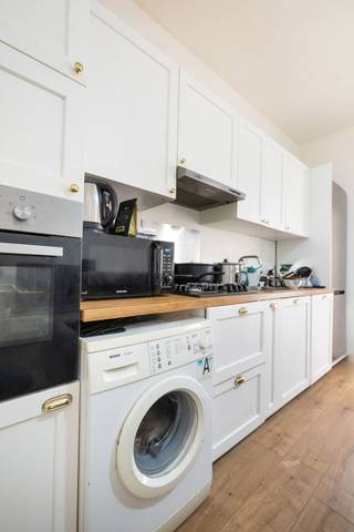 ANDERLECHT, vlakbij metro Saint-Guidon en dicht bij het kanaal, in een klein gebouw met lage kosten, charmant, recent gerenoveerd appartement met...