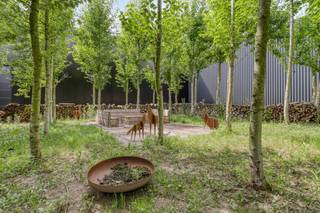 Nieuwbouw magazijn van ca. 72 m² met kantoor van ca. 19 m² te huur in Wevelgem. Inclusief 2 staanplaatsen.Het project bestaat uit 6 bedrijfsruimtes, elk met een bureel in de centrale kantooromgeving, de oppervlaktes van de magazijnen variëren tussen de 72 m² en 200 m².Bij de bedrijfsruimte van 72 m² is een bureel voorzien van 19 of 23 m² met 2 staanplaatsen, bij de bedrijfsruimte van 200 m² is er een bureel van 24 m² met 4 staanplaatsen. Er is ook een overdekte fietsen/-motorstalling en een schaduwrijk kantoor- en vergaderbos.De huurders krijgen bij Atelier Pierre niet alleen een werkomgeving maar ook advies en begeleiding. De kantoren worden gecentraliseerd om kruisbestuiving te bevorderen.Contracten onder terbeschikkingstelling, kantoren komen met volgende diensten: gebruik van 1 of meer uitgeruste lokalen, gemeenschappelijke vergaderzaal, multifunctionele ruimte, gemeenschappelijke keuken & sanitair, ter beschikking stelling ICT-infrastructuur, brandverzekering, verbruik & onderhoud, onroerende voorheffing, groenonderhoud, ...Vermelde prijzen zijn inclusief diensten aan kantoor, exclusief BTW.Dankzij de uitstekende bereikbaarheid, nabij belangrijke snelwegen en invalswegen, is dit de ideale locatie om klanten en partners te ontvangen.Bent u op zoek naar bedrijfsvastgoed te huur in Wevelgem? Aarzel dan zeker niet om ons te contacteren op het nummer 056 21 11 11.
