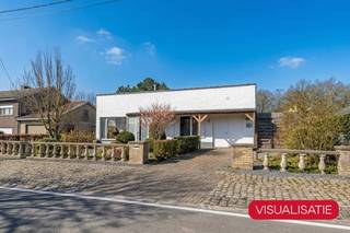 Deze gelijkvloerse woning is gunstig gelegen in een aangename omgeving met een uitstekende bereikbaarheid. Hier woont u in een groene omgeving vlak bij het Groenhovebos, terwijl u tegelijk geniet van een vlotte verbinding met belangrijke verbindingswegen. Deze woning vormt de ideale basis om verder naar eigen smaak in te richten. De woning is gelegen op een perceel van 800 m² en beschikt over een praktische en aangename indeling.<br />Alles bevindt zich op het gelijkvloers, wat zorgt voor extra wooncomfort en vlotte toegankelijkheid.<br /><br />Indeling als volgt: inkomhal, lichtrijke leefruimte met zit- en eethoek, aansluitende keuken, veranda met zicht op de tuin, badkamer, drie slaapkamers en een ruime inpandige garage.<br />Buiten geniet u van een ruime tuin, aangevuld met een praktische berging en een vernieuwde carport.<br /><br />Een interessante opportuniteit voor wie op zoek is naar een gelijkvloerse woning met potentieel, op een goed bereikbare locatie en in de nabijheid van natuur.<br /><br />Renovatieplicht van toepassing.<br />Voor meer informatie of een bezoek ter plaatse aarzel niet en bel Ward op 0470 20 66 88