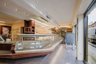 SITUATIONCet espace commercial avec habitation attenante est idéalement situé sur un emplacement de premier ordre au cœur du centre commercial de...