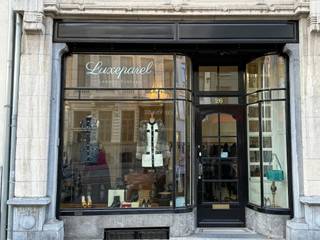 <strong>Prachtige handelsruimte in hartje Antwerpen! </strong><br /><br />Deze handelsruimte (ca. 60m²) is gelegen op de Mechelsesteenweg, om de hoek van de Britselei. <br /><br />Het gelijkvloers leent zich er perfect toe om een mooie klassieke zaak uit te baten. De -1 verdieping is ideaal als kantoorruimte of stockageruimte. <br /><br />Geen horeca!