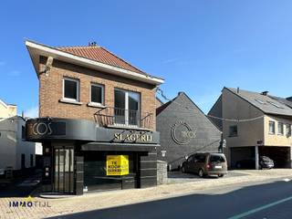 Deze eigendom is goed gelegen in hartje Liedekerke en beschikt op het gelijkvloers over een polyvalente ruimte, perfect geschikt voor elke...