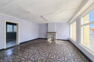 VEELZIJDIG HANDELSPAND MET WOONST, gelegen op een UITERST CENTRALE en COMMERCIËLE LIGGING aan het KERKPLEIN van Zingem (Kruisem). Deze eigendom...