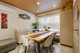 Deze gezellige en gerenoveerde woning is centraal gelegen in de Hogenakkerstraat te Sint-Niklaas, op korte afstand van winkels, scholen,...