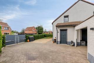 <p>[[ DIT PAND NEEMT DEEL AAN DE ERA OPEN HUIZEN DAG OP 19/9 VAN 14:30 TOT 15:30 ]]</p>

<p><strong>Heusden-Zolder: instapklare woning met 3 slaapkamers, garage en onderhoudsvriendelijke tuin</strong></p>

<p>Deze instapklare woning aan de Oude Baan 161 in Heusden-Zolder biedt een aangename combinatie van wooncomfort, ruimte en een rustige ligging. Dankzij de praktische indeling en de polyvalente ruimte op het gelijkvloers is de woning geschikt voor gezinnen, koppels of wie graag over een extra hobby-, speel- of werkruimte beschikt.</p>

<p>De woning telt drie slaapkamers en beschikt over een garage, meerdere terrassen en voldoende parkeermogelijkheid op eigen terrein. Het onderhoudsvriendelijke perceel zorgt ervoor dat u optimaal van de buitenruimte kunt genieten zonder intensief tuinonderhoud. Een ideale woning voor wie comfortabel en zorgeloos wil wonen.</p>

<p><strong>INDELING:</strong></p>

<p><strong>Gelijkvloers:</strong> inkomhal, apart toilet, woonkamer, keuken, badkamer en polyvalente ruimte</p>

<p><strong>Eerste verdieping:</strong> drie slaapkamers</p>

<p><strong>Buiten:</strong> garage, overdekt terras, tuin met bijkomend terras en parkeermogelijkheid</p>

<p><strong>TROEVEN:</strong></p>

<ul><li>Volledig instapklaar</li><li>Rustige en aangename ligging</li><li>Garage en parkeermogelijkheid op eigen terrein</li><li>Onderhoudsvriendelijk perceel</li></ul>

<p>Bent u op zoek naar een instapklare gezinswoning met voldoende ruimte en een onderhoudsvriendelijke tuin? Ontdek deze eigendom aan de Oude Baan 161 in Heusden-Zolder en plan vandaag nog uw bezoek!</p>

<p><strong>JOUW DROOMWONING. ZO GEVONDEN!</strong></p>