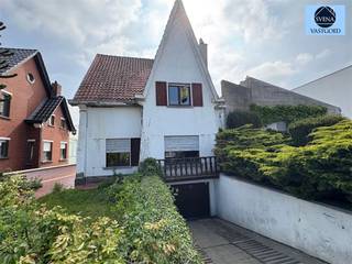 STATIGE TE RENOVEREN WONING MET 3 SLAAPKAMERS, GARAGE EN TUINRichtprijs 225.000 euroDeze zeer mooie statige te renoveren woning is zeer goed gelegen...
