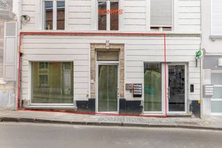 Graag stellen wij u dit commercieel gelegen handelspand voor, op een zichtlocatie in de Charles Deberiotstraat, op de hoek met het wandelgedeelte...