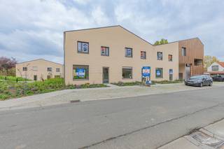 HERZELE - Ontdek <strong>Woonpark Truweel</strong>, een uniek woonproject in het hart van Herzele met 18 Bijna-Energie-Neutrale (BEN) woningen. Hier geniet je van toekomstgericht comfort, energiezuinig wonen en een aangename groene leefomgeving.<br /><br />
<h3><strong>Comfortabel & toekomstgericht wonen</strong></h3>
Elke woning is uitgerust met de <strong>nieuwste technologieën</strong> voor een <strong>maximaal wooncomfort</strong> en een minimaal energieverbruik: geothermische warmtepomp met koeling, zonnepanelen, vloerverwarming in alle leefruimtes, ventilatiesysteem D met warmterecuperatie, regenwaterput, laadvoorziening voor elektrische wagen,... De woningen zijn <strong>licht, ruim en functioneel ingedeeld</strong> met hoogwaardige afwerking. Elke woning beschikt over een <strong>privéparkeerplaats </strong>en een aparte berging, ideaal voor fietsen, tuinmateriaal of extra opslagruimte.<br /><br />
<h3><strong>Samen genieten van groen & ruimte</strong></h3>
Geniet van het beste van twee werelden: een <strong>ruime gemeenschappelijke tuin</strong> waar bewoners kunnen ontspannen, samenkomen of kinderen veilig kunnen spelen en <strong>een privé terras</strong> bij elke woning voor je eigen rustmomenten. Daarnaast is er een <strong>polyvalente ruimte</strong> op het domein, perfect als ontmoetingsplaats, coworking plek, of voor gemeenschappelijke activiteiten.<br /><br />
<h3><strong>Centrale ligging & slimme investering</strong></h3>
Dankzij de uitstekende verbindingen ben je in een mum van tijd in <strong>Aalst, Zottegem of Gent</strong>. Zo woon je rustig en groen, zonder in te boeten op mobiliteit. Door het gunstig E-peil geniet je bovendien van korting op de onroerende voorheffing gedurende de eerste vijf jaar. <br /><br />Kortom: wonen zoals het hoort. Duurzaam, comfortabel en verbonden!<br /><br />Ontdek jouw nieuwe thuis vandaag! <br />Bel ons voor meer informatie of een bezoek: <strong>053 / 60 65 60</strong>.