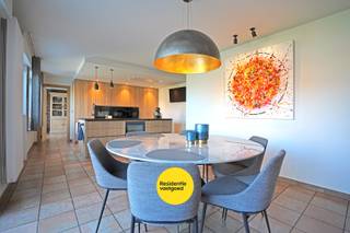 Alleenstaande instapklare woning op 1281m² te Klerken!<br /><br />Tussen Houthulst en Klerken bevindt zich deze alleenstaande woning, die in 2022 volledig en kwalitatief werd gerenoveerd. Dankzij het ruime perceel en de open verzichten ervaart u hier meteen een aangenaam gevoel van ruimte en rust.<br /><br />De carport, garage en royale oprit biedt plaats aan meerdere voertuigen. Bij het betreden van de woning komt u in de inkomhal met gastentoilet, berging en trap naar de verdieping. De lichtrijke leefruimte, voorzien van een gaskachel, vormt een warme en uitnodigende plek om te ontspannen. Aansluitend bevindt zich de volledig gerenoveerde, ingerichte keuken, waar het kookeiland en de ingemaakte kasten het koken omtovert tot een echte beleving.<br /><br />De garage is multifunctioneel ingericht en doet tevens dienst als wasruimte, met aansluitingen voor wasmachine en droogkast én een extra douche.<br /><br />Op de eerste verdieping bevinden zich drie ruime slaapkamers, waarvan één beschikt over twee dressings. De badkamer is uitgerust met een dubbele lavabo, toilet en ligbad. Daarnaast is er nog een technische ruimte/berging met extra opbergmogelijkheden.<br /><br />De tuin van maar liefst 1.164 m² vormt een absolute meerwaarde: ruim, onderhoudsvriendelijk en perfect om in alle rust te genieten. Een praktisch tuinhuis biedt voldoende plaats voor het veilig opbergen van tuinmateriaal en -toestellen.<br /><br />Een instapklare woning die comfort, ruimte en hedendaagse afwerking perfect combineert.<br /><br />De vermelde prijs is een richtprijs, elk bod wordt overgemaakt aan de eigenaar die zich het recht voorbehoud het bod al dan niet te aanvaarden.<br /><br />Neem voorsprong met een vrijblijvende en gratis schatting van uw eigendom via:<br />http://www.residentievastgoed.be/gratisonlineschatten<br /><br />EPC: 175 kWh/m², label B (Ref: DI00040)