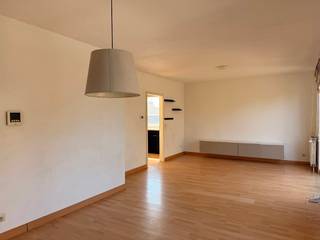 <strong>Duplex appartement in Houthalen-Helchteren</strong><br /><br />Dit lichtrijke duplex appartement is gelegen in Houthalen-Helchteren met winkels op wandelafstand. <br /><br />De indeling is als volgt:<br />inkomhal, gastentoilet, ruime leefruimte die toegang geeft tot het ruime terras van 31m² en keuken met aansluitend een bergruimte/wasplaats.<br />Op de 2de verdieping vinden we de badkamer en 2 ruime slaapkamers waarvan 1 slaapkamer met aansluitende dressing.<br />Er horen bij het appartement ook nog 2 buitenstaanplaatsen. <br /><br /><br />Wij ontzorgen je ook voor de <strong>verkoop</strong> van je <strong>huidige woning</strong>! Voor meer uitleg helpen we je graag verder.<br /><br />Voor <strong>meer info</strong> of een bezoek ter plaatse kan je ons telefonisch contacteren via het nummer 011/39.90.50 of via info@jansenrealestate.be.