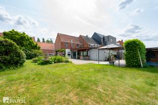 In het rustige en landelijke Sinaai staat deze charmante en ruime woning te koop, ideaal voor wie op zoek is naar een project met karakter. De woning beschikt over een bewoonbare oppervlakte van meer dan 200m2 op een perceel van 708m2 en biedt tal van mogelijkheden. Op het gelijkvloers heeft u een inkomhal, een ruime living met gezellige houthaard, een lichtrijke en vernieuwde achterbouw, een open en ingerichte keuken, een apart toilet, een bergruimte/wasplaats, een badkamer met bad, douche, dubbele lavabo en toilet, en een eerste slaapkamer of bureauruimte. Op de eerste verdieping zijn er momenteel 4 te renoveren slaapkamers en een vaste trap naar de grote zolder. De oprit naast de woning biedt plaats voor meerdere auto's en loopt naadloos over naar het zuidwest gerichte terras en de mooie bloemrijke tuin waar het heerlijk vertoeven is. Een garage en een grote opbergruimte zorgen voor het nodige comfort. De ramen zijn voorzien van deels enkele en deels dubbele beglazing en rolluiken. Verwarming op stookolie. Op wandelafstand van de "Dries" te Sinaai. Talrijke fiets- en wandelroutes in de directe omgeving. Voelt u zich aangesproken door de charme en het potentieel van deze woning, aarzel dan niet om een bezoek in te plannen.