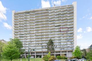 Lichtrijk appartement met twee slaapkamers te Anderlecht.<br />Ideaal gelegen nabij het shoppingcentrum De Westland, openbaar vervoer, winkels en scholen. <br /><br />Het appartement is gelegen op de achtste verdieping en is bereikbaar via een lift. <br />Dit appartement bestaat uit een inkomhal met vestiaire, een geïnstalleerde keuken met aangrenzend terras, een lichtrijke leefruimte die toegang biedt tot het tweede terras met mooi zicht op het vijverspark, twee slaapkamers (15,20m² - 7,64m²) een badkamer met douche, een apart toilet en een kelder. <br />Bij dit appartement hoort ook een garagebox die verplicht aan te kopen is aan 27.000 euro.<br /><br />Geschikt als investering of eigen bewoning.<br />Interesse? Plan snel je bezoek via onze website ! <br /><br />EPC 163 kWh/(m²jaar)<br />Elektriciteit niet conform