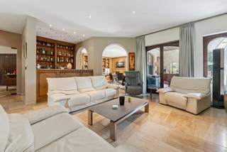 In een rustige en groene omgeving in Schoten bevindt zich deze ruime Spaanse villa op een royaal perceel van 8.670 m². Dit eigendom...