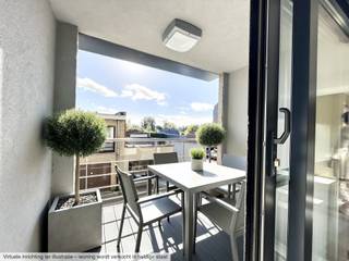<strong>Kijkdag: zaterdag 13 juni 2026 (reserveer een moment: 0472/62.03.60)</strong><span><strong><br /><br />Ligging</strong></span><br />
<p>Dit rustig gelegen appartement combineert comfortabel wonen met een uitstekende bereikbaarheid. Gelegen op slechts enkele minuten van het centrum van <span><span>Oudenaarde</span></span> geniet u van een ideale ligging dichtbij alle voorzieningen.</p>
<p>In de directe omgeving vindt u scholen, supermarkten, winkels en tal van sport- en ontspanningsmogelijkheden. Dankzij de vlotte verbindingen en de nabijheid van het stadscentrum is dit appartement perfect voor wie rustig wil wonen zonder in te boeten aan comfort en bereikbaarheid.</p>
<span><strong>Beschrijving</strong></span><br /><br />Ontdek dit ruim en energiezuinig appartement te huur in Oudenaarde, gelegen op de eerste verdieping van een verzorgd gebouw. Dankzij de praktische indeling, grote ruimtes en uitstekende voorzieningen biedt dit appartement alle comfort voor aangenaam wonen.<br /><br />Het appartement beschikt over twee volwaardige slaapkamers en een lichtrijke leefruimte met geïntegreerde open keuken. Daarnaast is er een ruime berging aanwezig en een volledig uitgeruste badkamer met zowel een ligbad als een douche.<br />Extra troeven zijn de tweede private berging in de inkomhal van het gebouw én de zeer ruime garage aan de achterzijde, voorzien van een automatische poort.<br /><br />Huurprijs: €895/maand<br />Gemeenschappelijke kosten: €50/maand<br /><br />Bent u op zoek naar een energiezuinig appartement met garage en 2 slaapkamers in de regio Oudenaarde? Dan is dit appartement zeker een bezoek waard.<br /><br /><span>Voor inlichtingen en/of bezoek, bel Gwen Moerman 0472/62.03.60<br /></span>