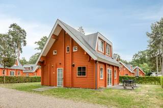 Bent u op zoek naar een zorgeloze vastgoedinvestering op een groene en toeristische toplocatie in Limburg? Dan is deze vrijstaande vakantiewoning, gelegen aan de Gijzenveldstraat 75, vakantiewoning 712 in Zutendaal, zeker een interessante opportuniteit.<br /><br />Deze kindvriendelijke vakantiewoning is geschikt voor 6 personen en werd gebouwd in 2012 op een perceel van 3a98ca. De woning beschikt over 3 slaapkamers, 2 badkamers en een EPC-label C, waardoor ze een comfortabele uitvalsbasis vormt voor gezinnen of vakantiegangers die ruimte, rust en privacy zoeken tijdens hun verblijf.<br /><br />Een grote troef is het gegarandeerde huurrendement. U geniet van een gegarandeerde huurinkomst van €12.138 per jaar tot eind 2034, wat overeenkomt met een rendement van 4,37%. Dankzij het professionele verhuur- en beheerconcept via Landal hoeft u zich bovendien geen zorgen te maken over de praktische organisatie, verhuur of opvolging van de vakantiewoning. Daarnaast maakt de woning deel uit van het onderhoudsfonds van het park, wat het zorgeloze karakter van deze investering verder versterkt.<br /><br />Daarnaast geniet u als eigenaar zelf van 3 weken eigen gebruik per jaar buiten het hoogseizoen. Zo combineert u een aantrekkelijke investering met de mogelijkheid om zelf te ontspannen op een prachtige locatie.<br /><br />De vakantiewoning is gelegen in een groen vakantiepark, naast het prachtige Nationaal Park Hoge Kempen in Zutendaal. De omgeving is een ideale uitvalsbasis voor wandelaars, fietsers en natuurliefhebbers die willen genieten van rust, natuur en ontspanning in het hart van Limburg.<br /><br />Kortom, een vrijstaande en kindvriendelijke vakantiewoning voor 6 personen met 3 slaapkamers, 2 badkamers, een gegarandeerd rendement en professioneel beheer via Landal. Een interessante investering voor wie op zoek is naar zorgeloos vastgoed met eigen gebruiksmogelijkheid.<br /><br />Bestuursmaatregelen in het maatregelenregister: nee
