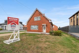 [[ DIT PAND NEEMT DEEL AAN DE ERA OPEN HUIZEN DAG OP 19/9 VAN 9:30 TOT 10:30 ]]<br /> 
<p>Deze karaktervolle gezinswoning ligt in een rustige, landelijke omgeving in Peer, met wandelroutes vlakbij. Ook scholen, winkels en horecazaken zijn vlot bereikbaar. Dankzij de goede verbindingen ben je bovendien snel in omliggende gemeenten zoals Houthalen, Meeuwen en Bree.</p>

<p><br />De open bebouwing dateert van 1955 en staat op een mooi perceel van 809 m². De woning beschikt over 4 slaapkamers, waarvan één op het gelijkvloers. De ruime en lichtrijke woonkamer sluit aan op een veranda met zicht op de tuin. Verder is er een ruime keuken met aansluitende wasruimte, een grote inkomhal en een gedeeltelijk onderkelderde ruimte die ideaal is als extra opslag. Achteraan bevindt zich een ruime werkschuur, ideaal voor wie graag buiten bezig is. De woning is te moderniseren, maar vormt een goede basis om er helemaal je eigen thuis van te maken.</p>

<p><br /><strong>Enkele troeven:</strong></p>

<p>• 4 slaapkamers, waarvan 1 op het gelijkvloers<br />• Ruim perceel van 809 m² met onderhoudsvriendelijke tuin<br />• Zeer lichtrijke woonkamer en veranda met zicht op de tuin<br />• Ruime werkschuur achteraan, ideaal voor hobby's of buitenwerk<br /><strong>• EPC-label D, waardoor er geen renovatieverplichting is</strong><br /><br />Benieuwd naar de mogelijkheden van deze ruime gezinswoning? Plan dan zeker een bezoek en ontdek zelf de ruimte, de ligging en het potentieel van deze woning in Peer via impact@era.be of 089 46 48 63. Khaz helpt je graag verder!</p>