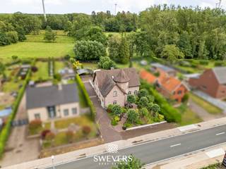 Voor uitgebreide info, surf naar www.SWEVERS.be! – “Exclusief”. Kort maar bondig en zonder twijfel het woord dat deze luxueuze villa nabij het centrum van Beringen het best omschrijft. Zowel binnen als buiten geniet je hier van pure luxe, hoogwaardige afwerking en een uitzonderlijk leefcomfort. Voor dit prachtige pareltje nemen we je met grote fierheid mee naar de Lummenseweg 83 te Beringen. Wanneer we voor het zuidoostelijk georiënteerde perceel staan, wordt het al snel duidelijk. Op ieder hoekje van deze prachtige 15a 35ca werd er all-in gegaan voor een piekfijne, luxueuze en klassevolle afwerking. Deze riante villa heeft een buitengewone bewoonbare oppervlakte van maar liefst 301m² groot. Gelijkvloers krijg je een grote en lichtrijke leefruimte, een open keuken met aansluitend een berging, een veranda en alvast 1 slaapkamer die ideaal is om als bureau in te richten. Boven zijn er vervolgens nog 3 slaapkamers en een prachtige badkamer. Deze laatste is met zijn whirlpool bad, douche en sauna een luxueus wellnessoord. Over wellness gesproken, heb je buiten in de groene tuin de oogverblindend mooie zwemvijver en jacuzzi al gespot? Tot slot is er een gigantische kelder met sectionaalpoort en een carport met laadpalen. Grenzend aan een eindeloos agrarisch gebied en met het kanaal op een steenworp afstand word jij hier omringd door de meest wondermooie natuur. Interesse? tel. 011 255 155. Bron bewoonbare oppervlakte: EPC – verslag.