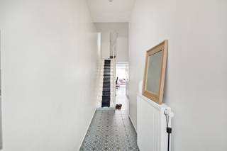 Instapklare eengezinswoning met 4 gunstige slaapkamers en gezellige tuin op toplocatie te Hoboken.<br /><br />Deze verrassend ruime woning is gelegen op een schitterende, centrale locatie aan de dorpsrand van Hoboken wat ervoor zorgt dat winkels, scholen en openbaar vervoer op vlot bereikbaar zijn. Tevens vlotte verbinding qua woon-werkverkeer met een directe verbinding naar stad Antwerpen, alle invalswegen en industriezone.<br /><br />We betreden de woning via de inkomhal dewelke enerzijds toegang geeft tot de bovenverdieping en anderzijds tot de open leefruimte. De leefruimte met salon en eetplaats werd vergroot door een vergunde aanbouw voorzien van lichtkoepels en toegang naar de gezellige tuin via schuifraam. De vernieuwde keuken treffen we aan de voorzijde en is uitgerust met alle hedendaagse toestellen. Via de trap komen we op de 1 ste verdieping, hier vinden we de badkamer uitgerust met ligbad en inloopdouche en voorzien van inpandige wasruimte. Verder zijn er nog 2 ruime slaapkamers aanwezig.<br /><br />De overloop biedt ons verder toegang tot de 2 de verdieping waar er nogmaals 2 slaapkamers aanwezig zijn.<br /><br />Bijkomend is er de aanwezigheid van een gezellig, afgebakend en vooral zeer zonnig terras waar het heerlijk vertoeven is!<br /><br />Bijzonderheden: EPC B, zonnepanelen, conforme elektriciteitskeuring, asbestveilig!<br /><br />Leuke gezinswoning met 4 slaapkamers en privatieve tuin op toplocatie dat zeer zeker uw bezoek waard is.<br />