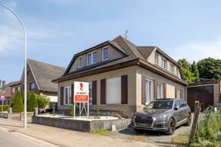 <p>Bent u op zoek naar een uitzonderlijk ruime woning met tal van mogelijkheden? Dan is deze verzorgde gezinswoning in het rustige Oordegem absoluut een bezoek waard.</p>
<p>Deze woning biedt maar liefst meer dan 380 m² bewoonbare oppervlakte en combineert royale leefruimtes met een praktische indeling. Op het gelijkvloers geniet u van een lichtrijke leefruimte, een volledig geïnstalleerde keuken, badkamer en diverse multifunctionele ruimtes. Op de verdieping bevinden zich vier volwaardige slaapkamers, ideaal voor grotere gezinnen of wie extra ruimte wenst voor een bureau, hobbykamer of dressing.</p>
<p>Een absolute troef is de volledige onderkeldering van maar liefst 137 m². Deze ruimte biedt ongeziene mogelijkheden als opslagruimte, werkplaats, hobbyruimte.</p>
<p>Ook buiten beschikt de woning over voldoende parkeergelegenheid met een inpandige garage voor twee wagens en bijkomende parkeerplaatsen op eigen terrein. Het perceel van ruim 500 m² geniet bovendien van een aangename zuidoostelijke oriëntatie.</p>
<p>Gelegen in een rustige en residentiële buurt, nabij belangrijke invalswegen en voorzieningen, combineert deze eigendom ruimte, comfort en een uitstekende bereikbaarheid.</p>
<h3>Troeven:</h3>
<p>- 4 volwaardige slaapkamers<br />- Volledig onderkelderd (137 m²)<br />- Inpandige garage voor 2 wagens<br />- Extra parkeerplaatsen op eigen terrein<br />- Zonnepanelen aanwezig<br />- Conforme elektrische installatie<br />- Hoogrendementsbeglazing en PVC-ramen<br />- Rustige ligging nabij verbindingswegen</p>
<p>Voor info of een bezoek op de bezoekdag 13/6:<br />https://albert.immo/listing/dwelling-for-sale-9340-lede-7715176<br /><br /></p>