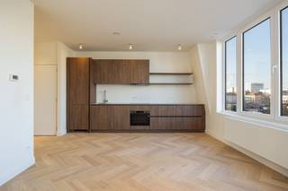 Nieuwbouwappartement in kleinschalig gebouw. In een zijstraat grenzend aan het Sint-Jansplein, dicht tegen de leien om de stad te verkennen met...