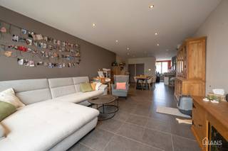 Deze instapklare woning omvat: Inkomhal; apart toilet; leefruimte; volledig geïnstalleerde keuken met kasten, kookplaat, vaatwasser, oven, koelkast en diepvriezer; dressing; 2 slaapkamers; badkamer met aansluiting voor wasmachine en droogkast; tuin met terras.<br /><br />Optie tot huur garage met bijhorend terras en tuin: 200 EUR<br />Nutsvoorzieningen zijn privatief. Geschikt voor 3 personen.<br />Beschikbaar vanaf 1/10/2026.<br /><br />Huurwaarborg bedraagt 3 maanden huur.<br />Plaatsbeschrijving door extern bedrijf met gedeelde kosten.<br /><br />Een bezoek ter plaatse kunt u enkel online reserveren op www.hansvastgoed.com.<br />Voor meer informatie, bezoek onze website www.hansvastgoed.com of neem contact op met info@hansvastgoed.com of +32 3 366 05 30.